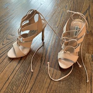 Steve Madden Lace Up Beige pumps
